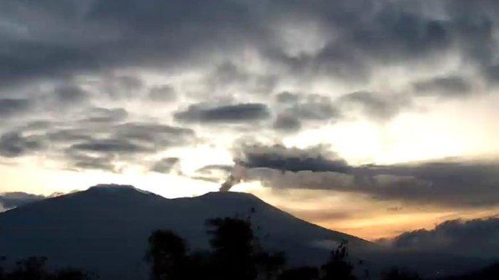 Status Gunung Marapi di Sumbar Naik, 68 Warga Tanah Datar Diungsikan ke Radius 4,5 KM dari Kawah