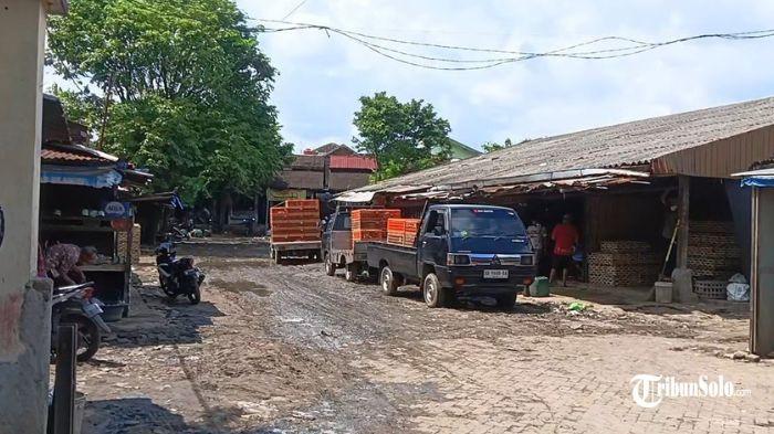 DIKELUHKAN WARGA - Kondisi Pasar Hewan Mojo atau Silir, Kecamatan Pasar Kliwon, Solo, Minggu (7/12/2025). Warga di sekitar pasar hewan tersebut mengeluh dengan limbah yang mencemari lingkungan mereka.