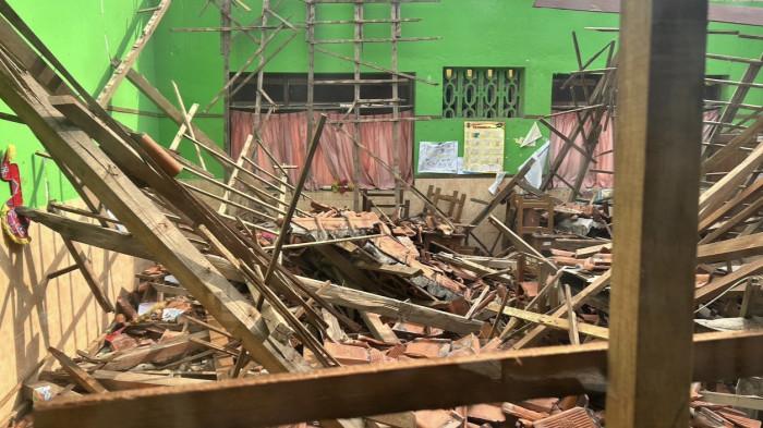Kondisi SDN 2 Sribit yang atapnya ambruk, Jumat (3/4/2026).