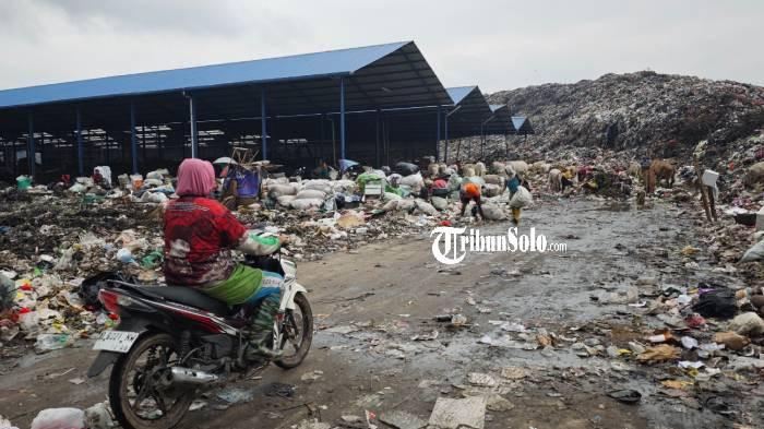 SANKSI. Kondisi TPA Putri Cempo, Solo beberapa waktu lalu. Pemkot Solo Fokuskan DPK Rp 9,3 M Tangani Sampah ini gegara kena sanksi pembuangan sampah terbuka atau open dumping.