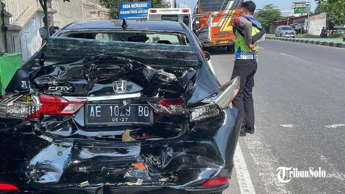 Bus Rombongan Santri Seruduk Tiga Mobil dan Satu Motor di Kartasura Sukoharjo, Diduga Rem Blong
