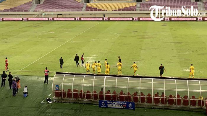 EVALUASI DRAINASE - Kondisi lapangan Stadion Manahan Solo menjadi sorotan usai laga Persis Solo vs Semen Padang FC yang digelar Minggu (12/4/2026). Sorotan muncul setelah lapangan tergenang air dan mengalami masalah drainase akibat hujan deras.