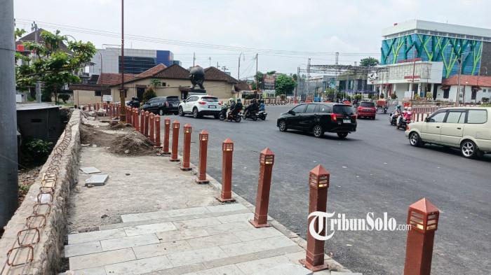BELUM KELAR - Kondisi pembangunan revitalisasi jalan Pandanaran, Simpang Lima Boyolali, Selasa (30/12/2025) Pelaksanaan revitalisasi Jalan Pandanaran Boyolali secara resmi berakhir. Namun, sejumlah titik masih belum rapi dan bahkan masih dalam proses pembangunan. ‎Hingga batas akhir waktu pelaksanaan pada 30 Desember 2025, pembangunan ruas jalan dari kawasan Susu Tumpah hingga Simpang Lima belum juga rampung.