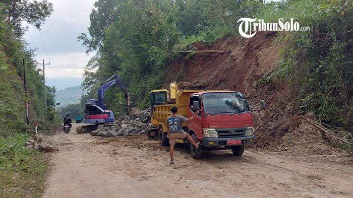 SUDAH BISA DIAKSES - Kondisi terkini akses di Jalan Lingkar Kota (JLK) Kabupaten Wonogiri kini sudah kembali normal dan dapat dilalui kendaraan, Minggu (8/3/2026). Jalur tersebut sebelumnya tertutup tanah, batu, serta pohon tumbang akibat tanah longsor yang terjadi pada Kamis (5/3/2026).