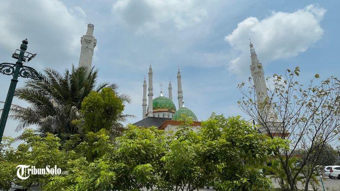 MASJID AGUNG - Kondisi terkini kubah masjid Agung Sukoharjo, Jumat (3/10/2025). Seperti diketahui, kubah Masjid Agung Sukoharjo sudah