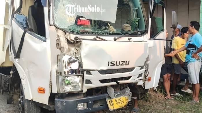 KECELAKAAN. Kondisi truk Isuzu dengan plat nomor 8456 OY, mobil pikap Daihatsu Grandmax putih dengan plat nomor AD 9921 E dan sepeda motor Honda Beat dengan plat nomor AD 6624 ADE yang terlibat kecelakaan Jalan Sumberlawang-Gabungan, Dukuh Karang, Desa Gading, Kecamatan Tanon, Kabupaten Sragen, Rabu (14/4/2026).