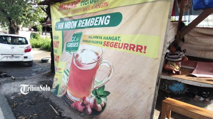 TABRAK WARUNG HIK - Kondisi warung hik Mbok Rembeng yang ditabrak mobil Daihatsu Alya bernomor polisi D 1547 ABP di Jalan Adi Sucipto, Desa Blulukan, Kecamatan Colomadu, Kabupaten Karanganyar, Rabu (25/2/2026). Akibat kejadian itu, dua orang harus dilarikan ke rumah sakit setelah tersiram minyak goreng panas di hik tersebut.