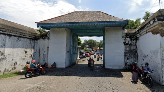 Kori Kamandungan Kidul: Dilewati PB XIII Sebelum Dimakamkan, Dilarang Dilewati Raja Saat Masih Hidup