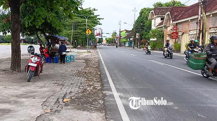 LAHAN PARKIR BARU - Kawasan wisata Kampung Batik Laweyan, Solo, Kamis (11/9/2025). Keberadaan calon kantong parkir di lahan eks Pasar Kabangan Solo berdekatan langsung dengan kawasan wisata Kampung Batik Laweyan. Warga di kampung wisata Batik Laweyan menyambut baik pengalihan fungsi lahan bekas pasar Kabangan menjadi kantong parkir.