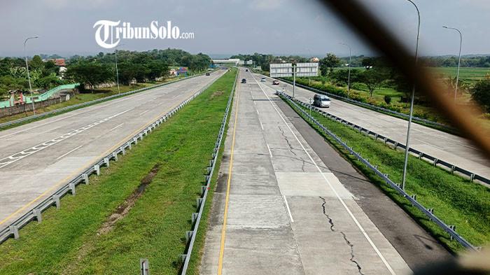 LANDAI - Arus lalu lintas di tol Semarang-Solo, Boyolali, Selasa (17/3/2026). H-4 Lebaran 2026, arus lalu lintas pemudik yang melintasi Boyolali masih landai. Kendaraan di jalan arteri maupun jalur tol masih ramai lancar, seperti yang terpantau di KM 491 Tol Semarang-Solo.