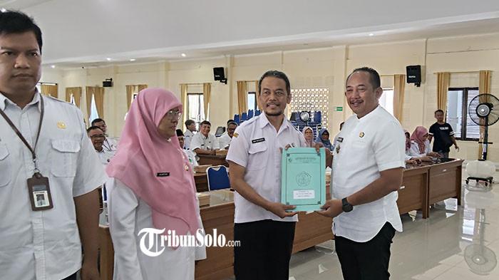 LANTIK KEPSEK - Bupati Karanganyar Rober Christanto menyerahkan SK Kepala Sekolah