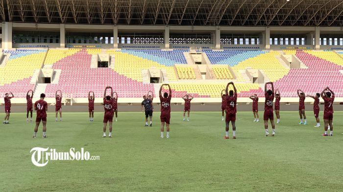 LATIHAN JELANG LAGA - Latihan terbuka Persis Solo sehari jelang laga menjamu Bhayangkara Lampung FC di Stadion Manahan, Solo, Selasa (21/4/2026) sore. Pelatih Persis Solo Milomir Seslija mengungkap kondisi sejumlah pemainnya.