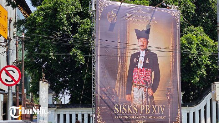 PASANG BALIHO - Lembaga Dewan Adat (LDA) Keraton Surakarta Hadiningrat mulai secara terbuka mengumumkan Pakubuwono XIV Hangabehi sebagai pewaris takhta Keraton Kasunanan Surakarta. Langkah tersebut ditandai dengan pemasangan baliho di kawasan Perempatan Gladak, Kota Solo, Senin (1/6/2026).
