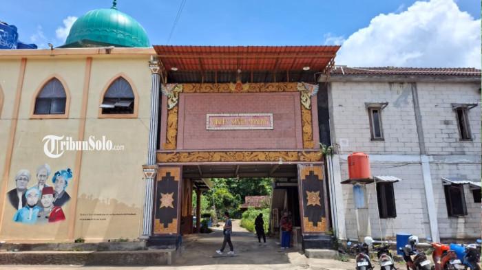 LOKASI DIDUGA PERUNDUNGAN - Ponpes Santri Manjung di Kecamatan Wonogiri Kota, Kamis (18/12/2025). Ponpes ini diduga menjadi lokasi seorang santri berusia 12 tahun yang dilaporkan meninggal dunia setelah diduga menjadi korban penganiayaan oleh santri lainnya.