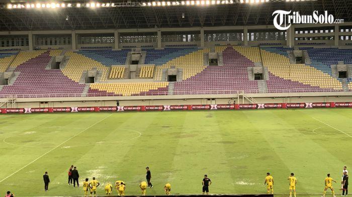 HUJAN - Laga antara tuan rumah Persis Solo vs Semen Padang di Stadion Manahan Solo, Minggu (12/4/2026) sore harus ditunda 10 menit. Hal tersebut terjadi dalam lanjutan babak kedua pertandingan kali ini.