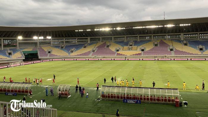HUJAN - Laga antara tuan rumah Persis Solo vs Semen Padang di Stadion Manahan Solo, Minggu (12/4/2026) sore harus ditunda 10 menit. Hal tersebut terjadi dalam lanjutan babak kedua pertandingan kali ini.