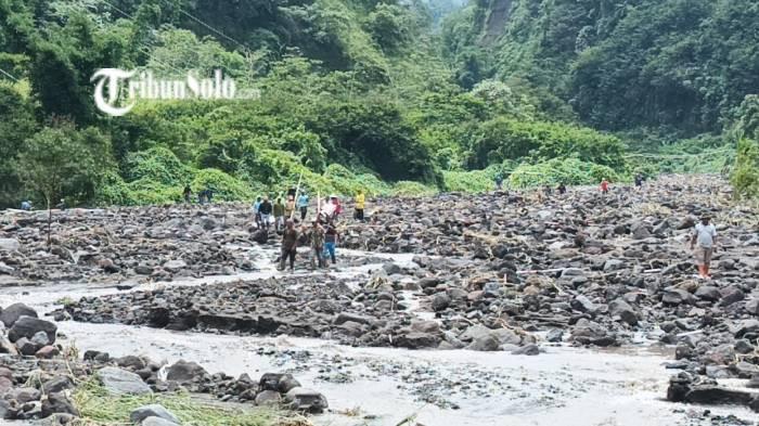 GOTONG ROYONG. Warga memperbaiki pipa-pipa yang putus akibat diterjang banjir lahar dingin Merapi di Kali Apu, Kecamatan Selo, Rabu (4/2/2026). Warga mengandalkan air dari aliran tersebut. (TribunSolo.com/Tri Widodo)