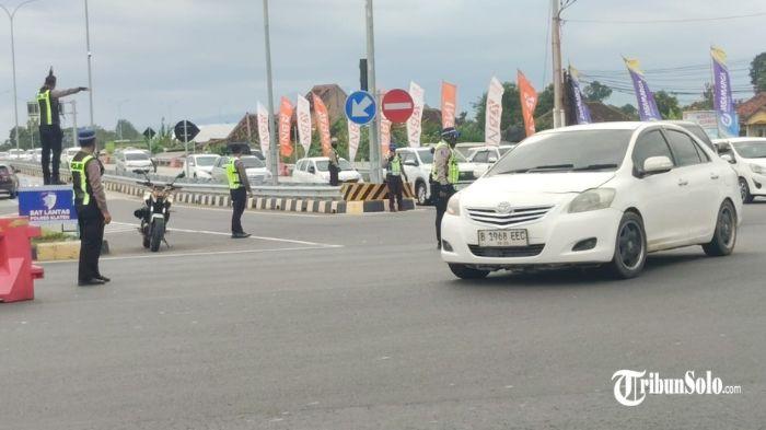PADAT - Lajur exit tol Prambanan menuju arah Candi Prambanan, DIY. Volume kendaraan di Tol Solo–Jogja terpantau meningkat signifikan pada Selasa (24/3/2026).
