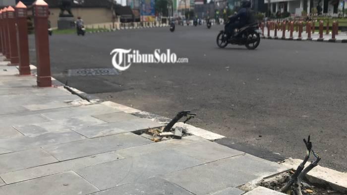 HILANG. Tiang lampu pembatas pedestrian kawasan Simpang Lima Boyolali raib dicuri. Pemkab akan mengganti yang hilang dengan anggaran dari DPU PR.