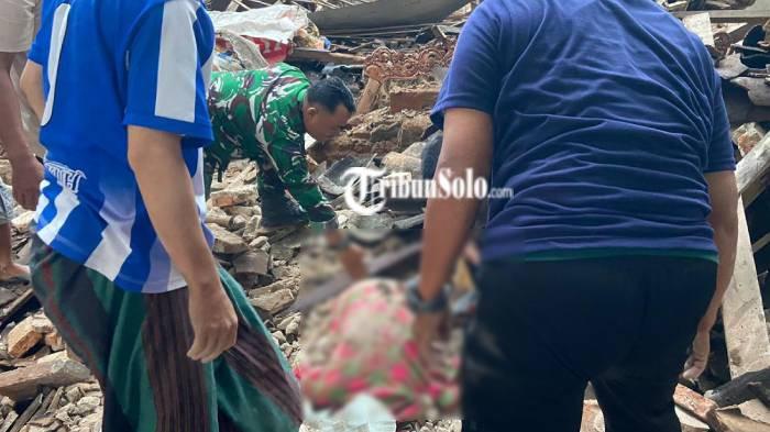 RATA TANAH. Rumah Roboh di Desa Ngadirejo, Kecamatan Kartasura, Kabupaten Sukoharjo pada Senin (2/2/2026). Satu orang meninggal dalam kejadian ini.