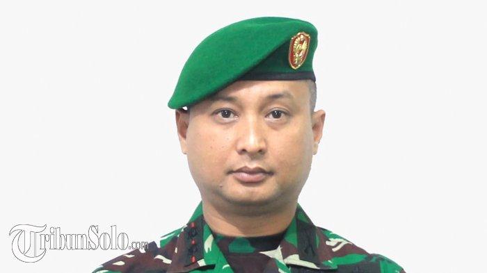 Bemorning jinsiy olatini tekshirayotgan hamshiraning ruscha videosi