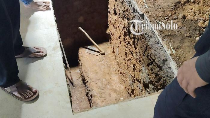 DUKA WIRANTO. Liang lahat untuk Rugaiya Usman yang digali sejak Minggu (16/11/2025) malam. Pemakaman di Makam Astana Wukir Sirna Raga akan dilakukan pada Senin (17/11/2025).