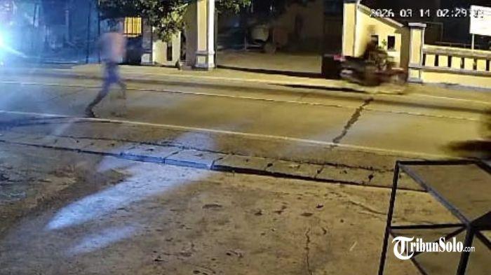 TKP - Lokasi kecelakaan tunggal motor di Desa Klodran, Kecamatan Colomadu, Kabupaten Karanganyar yang sempat viral di media sosial, Sabtu (14/3/2026) dini hari. Pengendara motor menabrak tiang di depan balai desa.