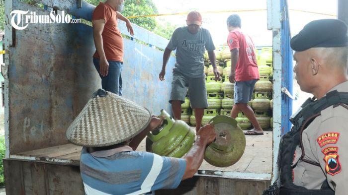 GAS OPLOSAN - Lokasi pengoplosan gas subsidi di penggilingan padi di Dusun Pandakan, Desa Blorong, Kecamatan Jumantono, Kabupaten Karanganyar, Senin (6/4/2026). Kasus ini terbongkar oleh polisi.