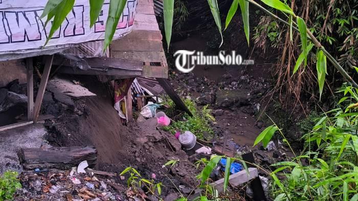 WARUNG TERDAMPAK. Tanah longsor membuat tiga bangunan usaha terdampak setelah terjadi hujan deras di Dukuh Sanggrahan, Desa Demakijo, Kecamatan Karangnongko, Kabupaten Klaten pada Senin (16/2/2026).