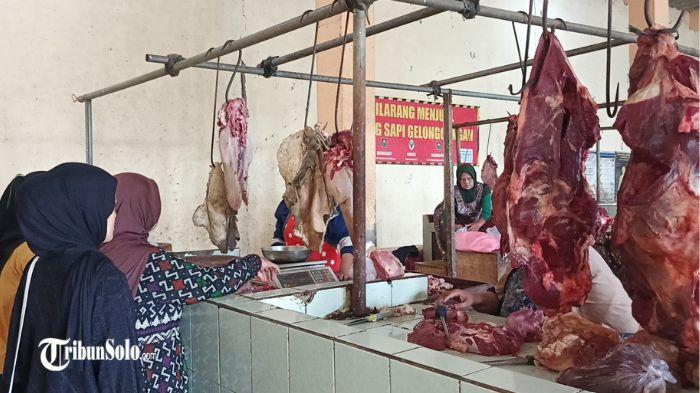 HARGA TINGGI - Los pedagang daging sapi di pasar Boyolali kota, Senin (16/3/2026). Sepekan jelang lebaran, harga daging sapi tembus Rp 150 ribu.
