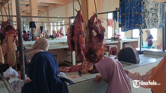 Los pedagang daging sapi di pasar Boyolali kota, Senin (16/3/2026)