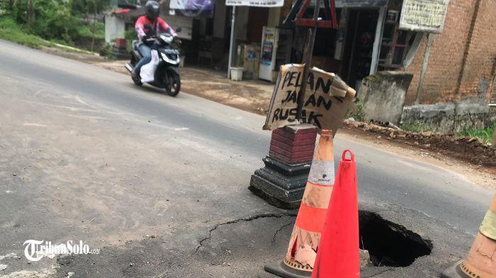 Lubang menganga di jalan Metuk-Mudal,