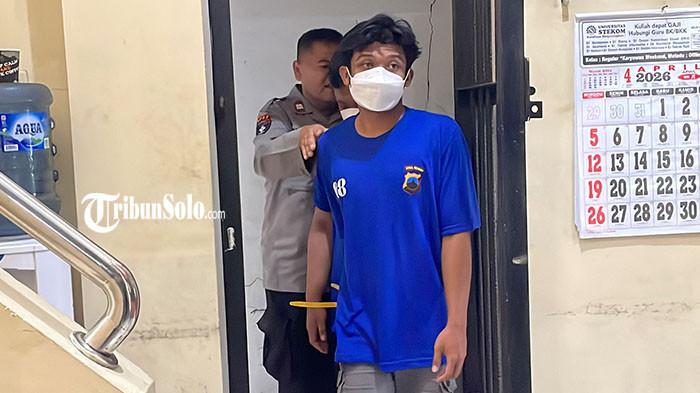 MALING RUMAH KOSONG - RR, pelaku pencurian rumah kosong di Kartasura, Sukoharjo, pasca diinterogasi di Polsek Kartasura, Kamis (30/4/2026). Pelaku merupakan residivis dan sudah melakukan aksinya sebanyak 26 kali, dengan sekitar 15 tempat kejadian perkara (TKP) berhasil dibobol di wilayah Solo Raya.