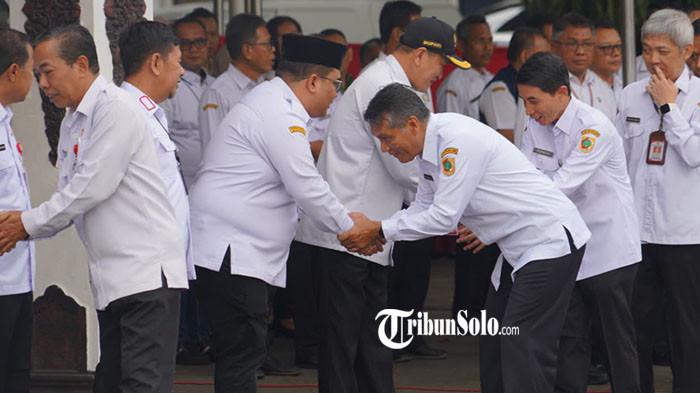 MASUK KERJA - Halalbihalal ASN di Setda Wonogiri di hari pertama kerja usai libur lebaran, Rabu (25/3/2026). Ada 139 ASN yang tidak masuk kerja di hari pertama kerja usai libur lebaran. Namun mereka tidak membolos, sebagian besar mengambil hak cuti, sisanya sedang sakit.