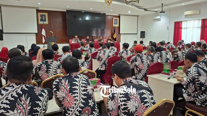 MINTA CAMAT DICOPOT - Rapat Koordinasi Pemkab Wonogiri bersama perangkat desa se-Kecamatan Selogiri, Jumat (5/6/2026). Para perangkat desa yang tergabung dalam Persatuan Perangkat Desa Indonesia (PPDI) Kecamatan Selogiri kompak meminta agar Fredy Sasono dicopot dari jabatannya sebagai Camat Selogiri. Mereka mengeluhkan kepemimpinan Fredy yang dinilai telah menimbulkan ketidaknyamanan di kalangan perangkat desa.