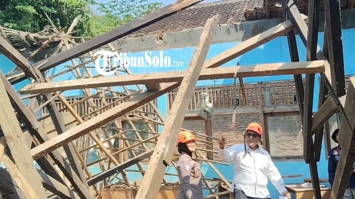 ROBOH. Kondisi Ruang Kelas 7 MTs Muhammadiyah 4 Sambungmacan, yang roboh, Selasa (12/5/2026). Bangunan ini dibangun sejak 1978.