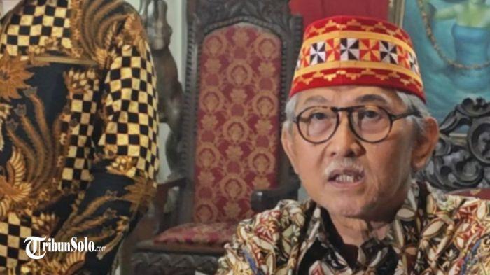 TAK HADIRI JUMENENGAN - Maha Menteri KG Panembahan Agung Tedjowulan saat ditemui di Sekretariat Maha Menteri, Kamis (13/11/2025) malam. Ia menegaskan tidak akan menghadiri jumenengan atau upacara kenaikan tahta KGPAA Hamengkunegoro yang dijadwalkan berlangsung pada Sabtu (15/11/2025).