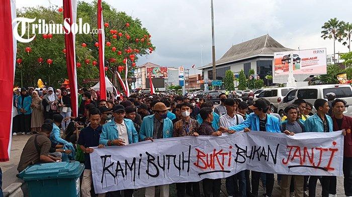 Aksi Mahasiswa Saat Gibran di Balai Kota Solo, Tak Ada Orasi, Bawa Spanduk 'Tuntut Gibran Berjanji'