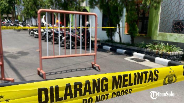 PERCOBAAN BUNUH DIRI - Situasi lokasi kampus perguruan tinggi di Kartasura. Seorang mahasiswi salah satu perguruan tinggi di Kartasura, Sukoharjo ditemukan dalam tergeletak di area kampus pada Jumat (17/10/2025) pukul 10.45 WIB. Mahasiswi tersebut diduga melakukan percobaan bunuh diri dengan cara meloncat dari lantai empat gedung perkuliahan.