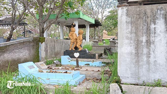 MAKAM VIRAL - Sebuah makam di Tempat Pemakaman Umum (TPU) Bonoloyo, Kecamatan Banjarsari, Kota Solo, Senin (17/11/2025). Makam ini mendadak viral di media sosial, pasalnya di atas makam tersebut terdapat patung dua bocah yang tengah bermain bola.
