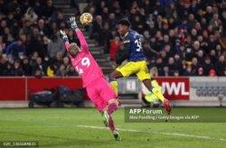 Aksi Cristiano Ronaldo Banting Jaket Warnai Pertandingan Melawan Brentford, Setan Merah Menang 3-1