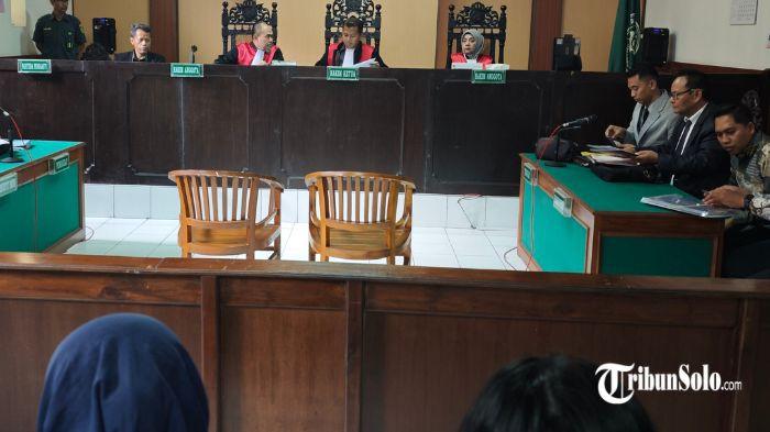 GUGATAN IJAZAH - Mantan Presiden Jokowi lagi-lagi digugat di Pengadilan Negeri Surakarta agar menunjukkan ijazah aslinya. Kali ini ia digugat oleh alumni UGM, Sigit Pratomo. Sidang perdana digelar pada Selasa (5/5/2026).
