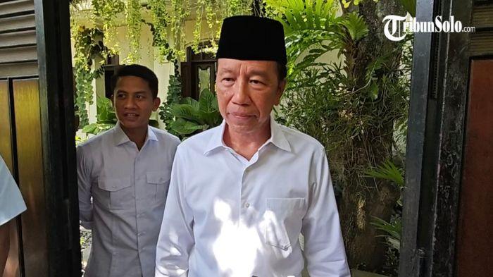 ULAS QRIS - Mantan Presiden Jokowi saat ditemui di kediamannya, Sumber, Solo, Jumat (28/11/2025). Jokowi dan sang putra, Wakil Presiden Gibran Rakabuming Raka sama-sama menyinggung QRIS dalam forum internasional. Jokowi menegaskan bahwa ia tidak berkoordinasi terlebih dahulu dengan putranya.