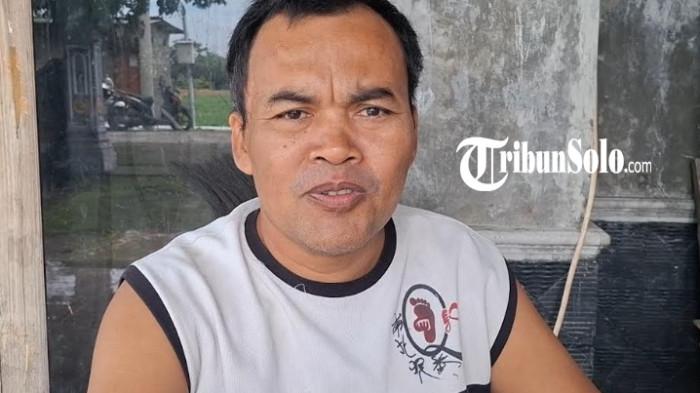 PEMILIK RUMAH - Maryono (47) warga Desa Plosokerep, Kecamatan Karangmalang, Kabupaten Sragen saat mengisahkan menemukan bayi laki-laki di teras rumahnya, Sabtu (22/11/2025).