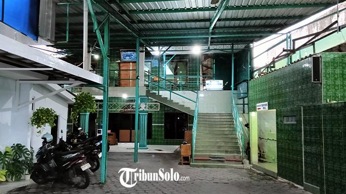 SUMBER SUARA - Masjid Nurul Amal Jebres, lokasi sumber suara tangisan pria tengah malam di kawasan belakang UNS Solo, Rabu (12/11/2025) dini hari. Suara tangisan itu bahkan sempat viral di media sosial setelah diunggah akun Instagram @Surakartakita, lantaran terdengar jelas di tengah malam dan membuat warga penasaran.