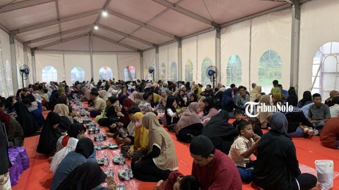 RAMAI - Hari pertama bulan Ramadhan, Masjid Raya Sheikh Zayed Solo masih jadi jujugan ribuan umat Muslim untuk berbuka puasa, Kamis (19/2/2026). Masjid ikonik di Kota Solo ini menyiapkan total 420 ribu paket takjil dan makanan berbuka, dengan rata-rata 14 ribu porsi dibagikan setiap hari sepanjang Ramadhan.