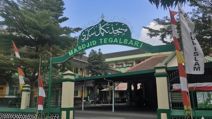 Bangunan Masjid Tegalsari, Solo berlokasi di Jalan Dr. Wahidin No.34, Bumi, Kec. Laweyan, Kota Surakarta, Jawa Tengah