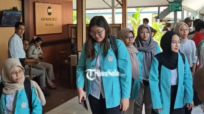 Massa menemani terdakwa