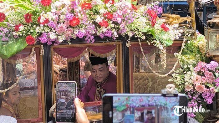 KIRAB RAJA - Kirab kenaikan Raja SISKS Pakubuwono XIV Hamengkunegoro berlangsung meriah, pada Sabtu (15/11/2025). Masyarakat tampak berebut memotret wajah Raja Solo yang baru.