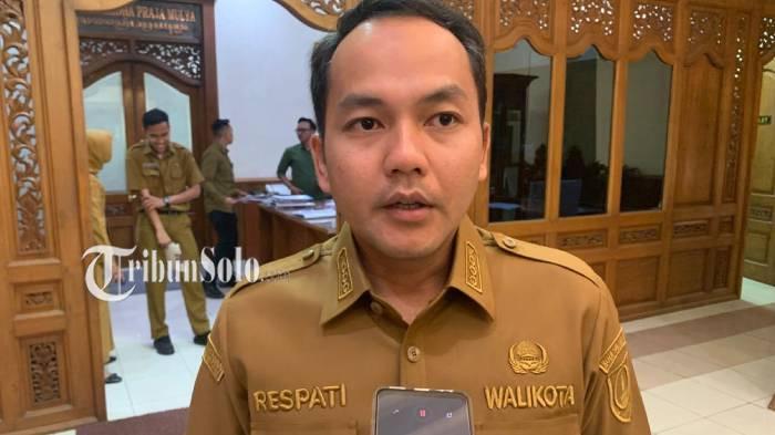 TERCEMAR MIKROPLASTIK - Wali Kota Solo Respati Ardi ditemui di kantornya, belum lama ini. Ia menegaskan akan menindaklanjuti temuan jalan Slamet Riyadi, Solo, tercatat sebagai lokasi dengan tingkat pencemaran mikroplastik paling tinggi di Solo Raya.